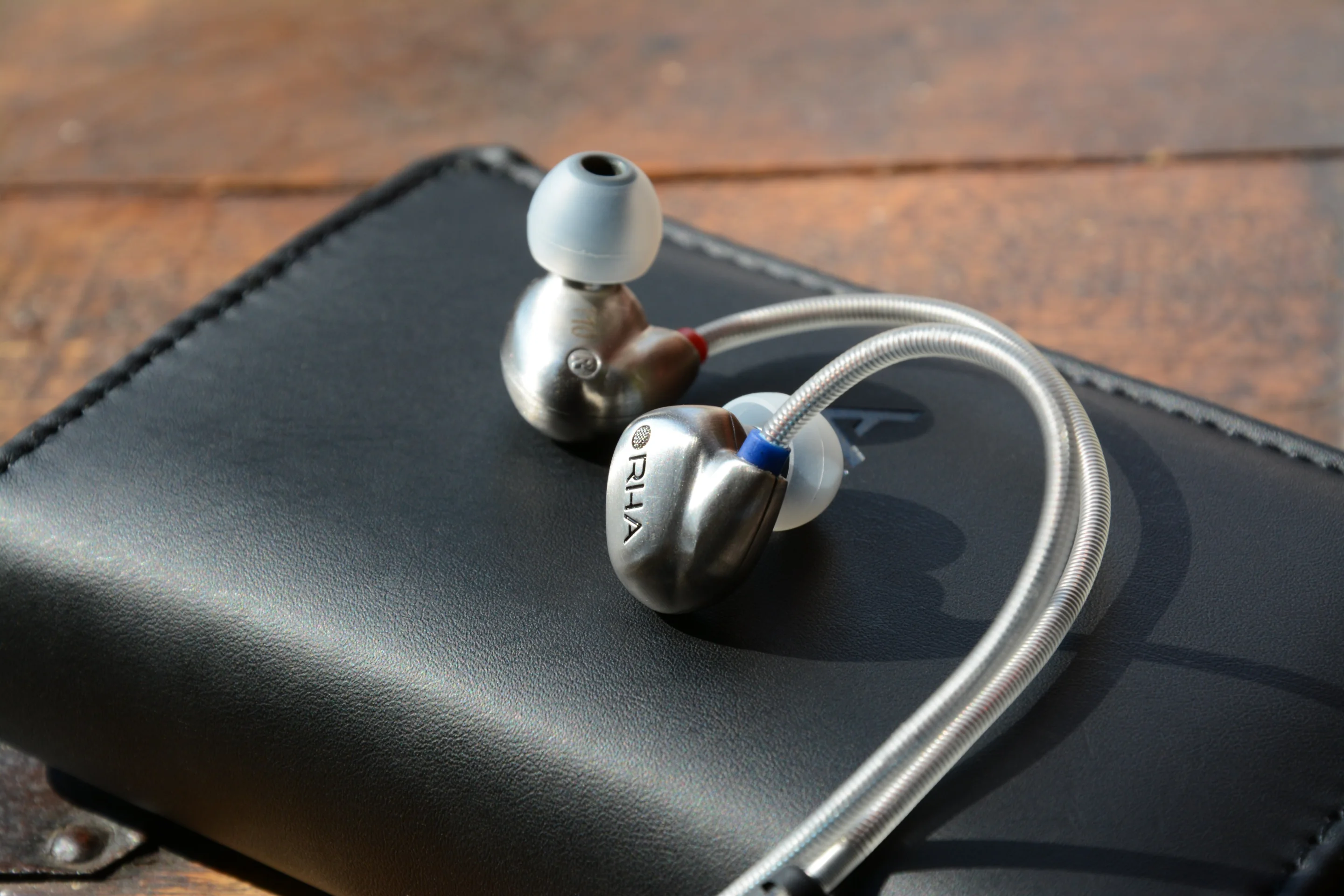 The T10s offer passive noise isolation, an overall frequency range of 16 Hz to 22 kHz, 16 Ohm impedance, 100 dB sensitivity and a maximum power output of 5 mW (Photo: Paul Ridden/Gizmag.com)