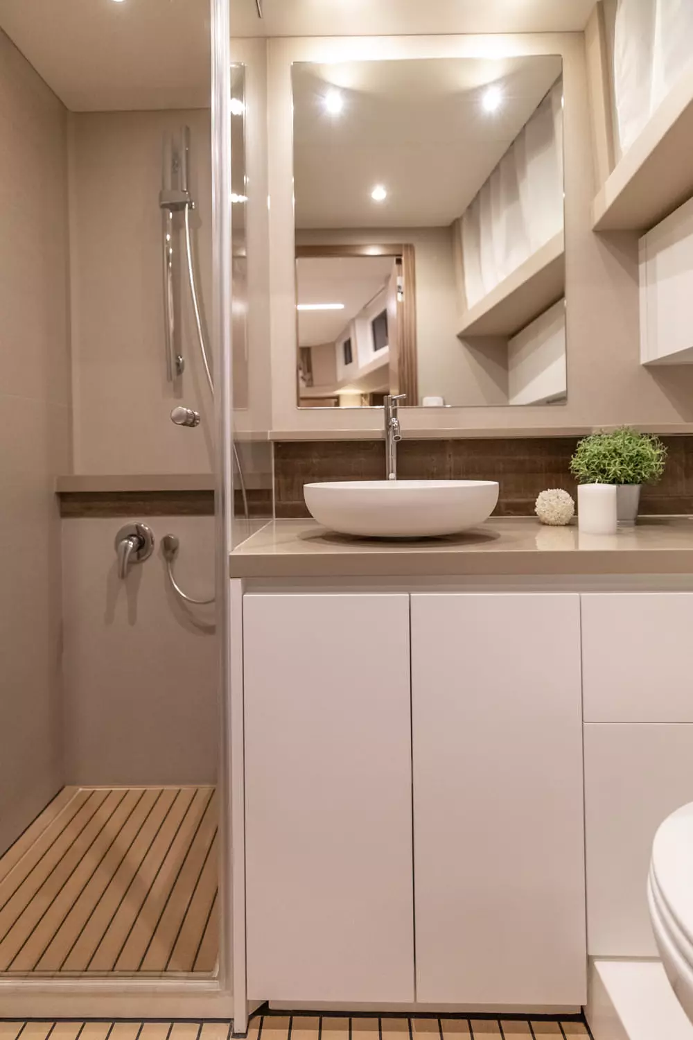 The brand new Greenline 45 Fly bears a lot of similarities to the shipyard’s Greenline 48 hybrid yacht, which we looked at back in 2014