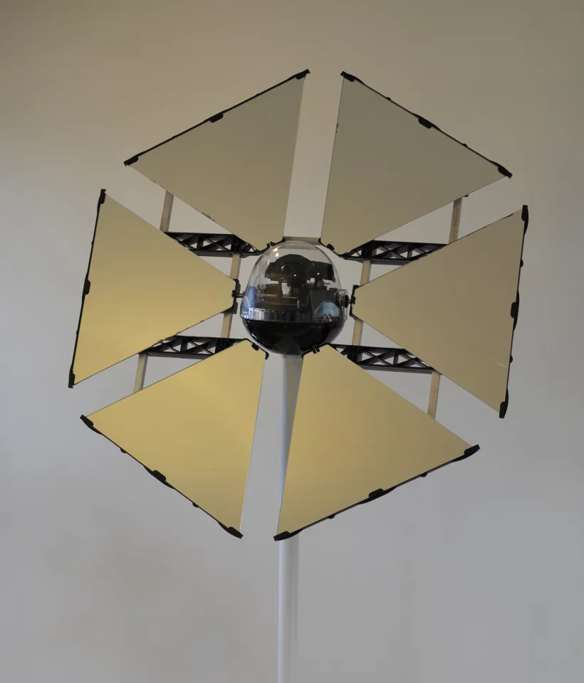 The Sunflower has a reflective area of half a square meter (10.8 sq ft), and can redirect as much as 50,000 lumens of sunlight