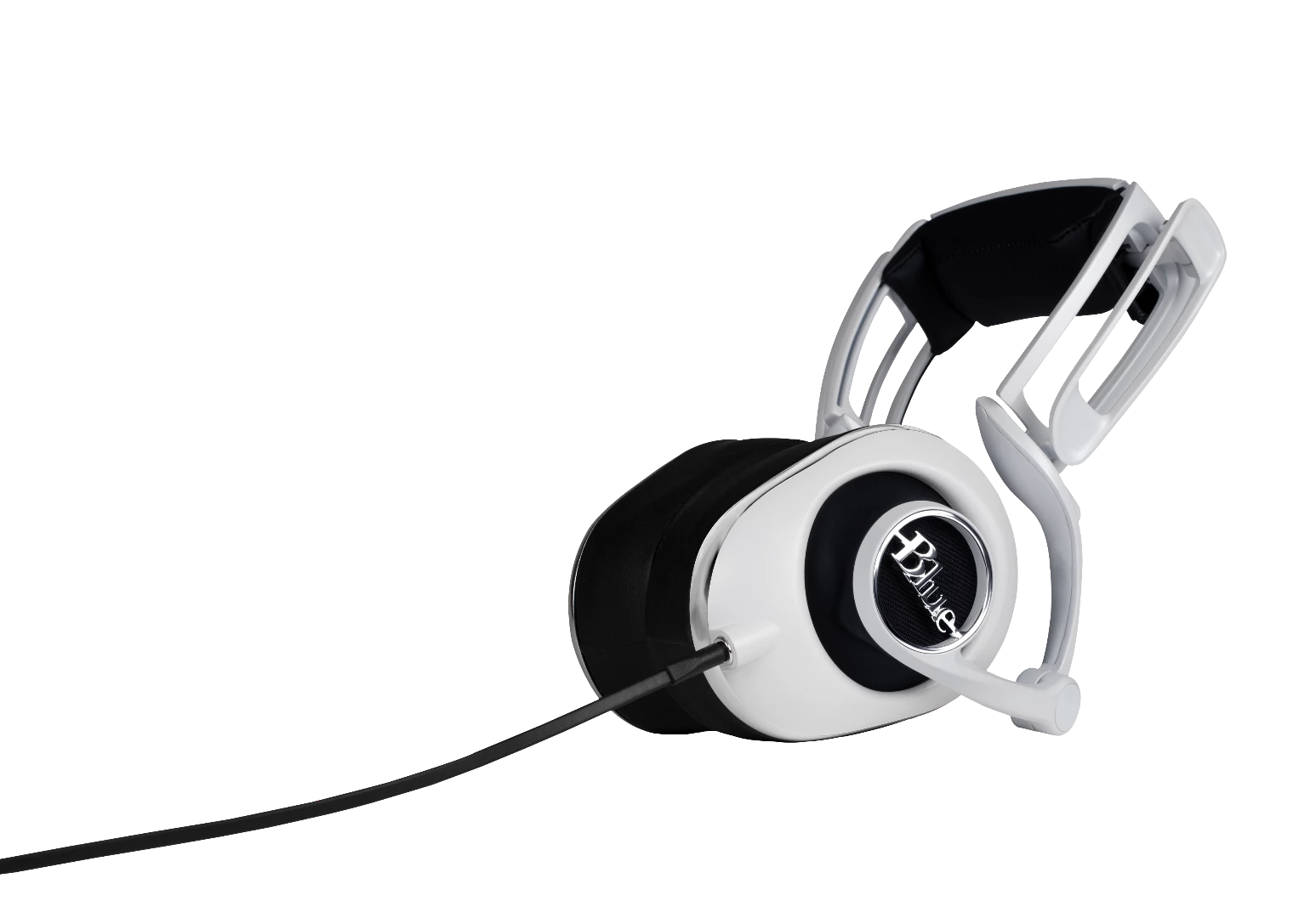 The Lola headphones come supplied with a soft travel case, a 1.5 m (5 ft) cable with inline remote and a 3 m remote-free audio cable