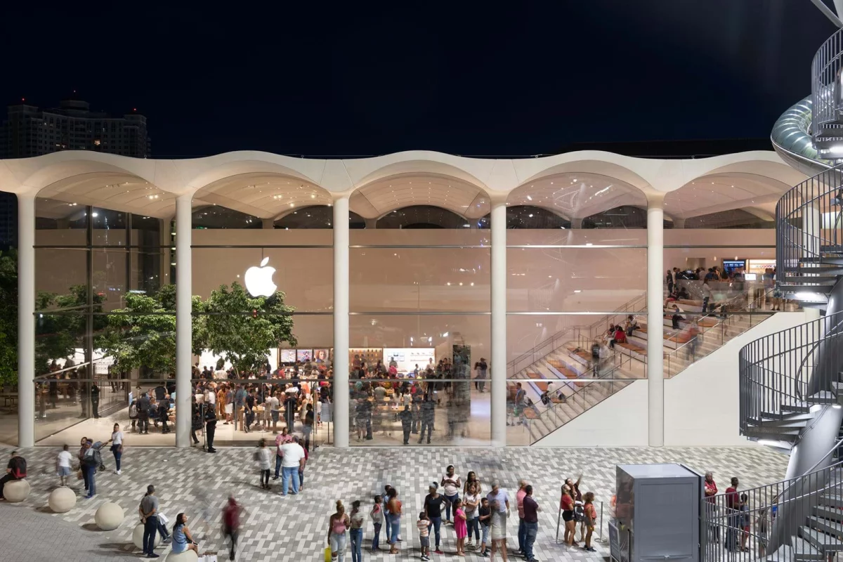Apple Aventura is situated next to a large slide art installation by Belgian artist Carsten Höller