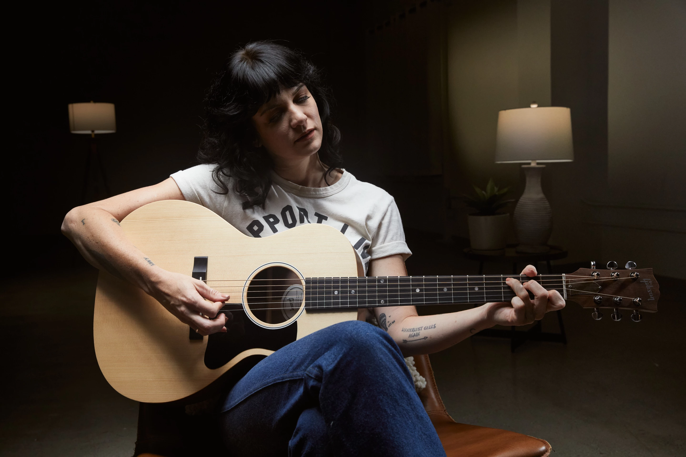 Modern country picker Nikki Lane gets to grips with the G-00 parlor guitar