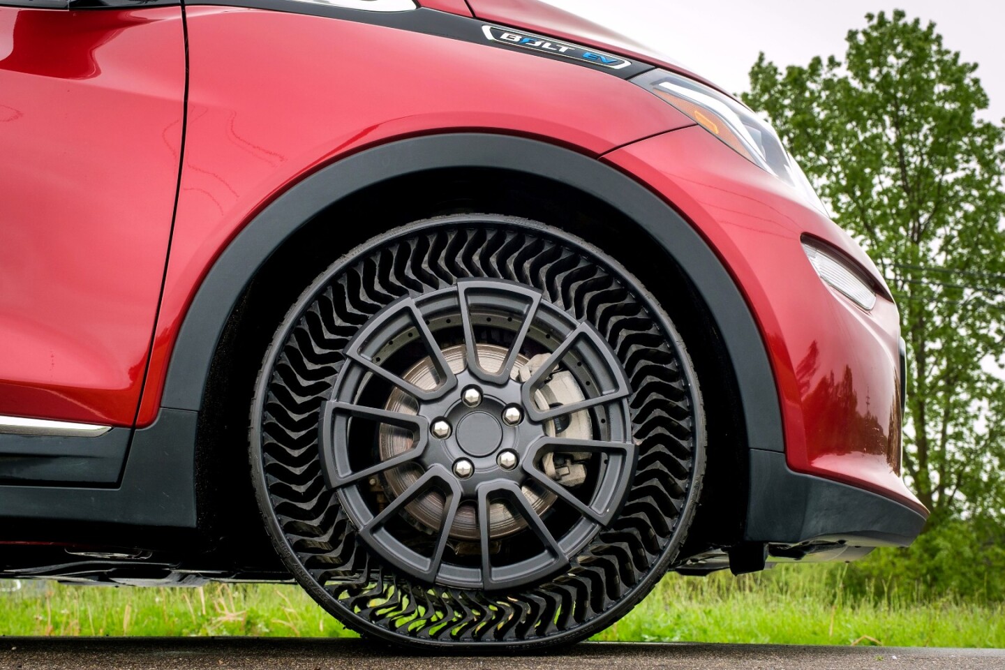 Michelin and GM will be testing the Uptis airless tire on a fleet of Chevrolet Bolt electric cars in Michigan later this year
