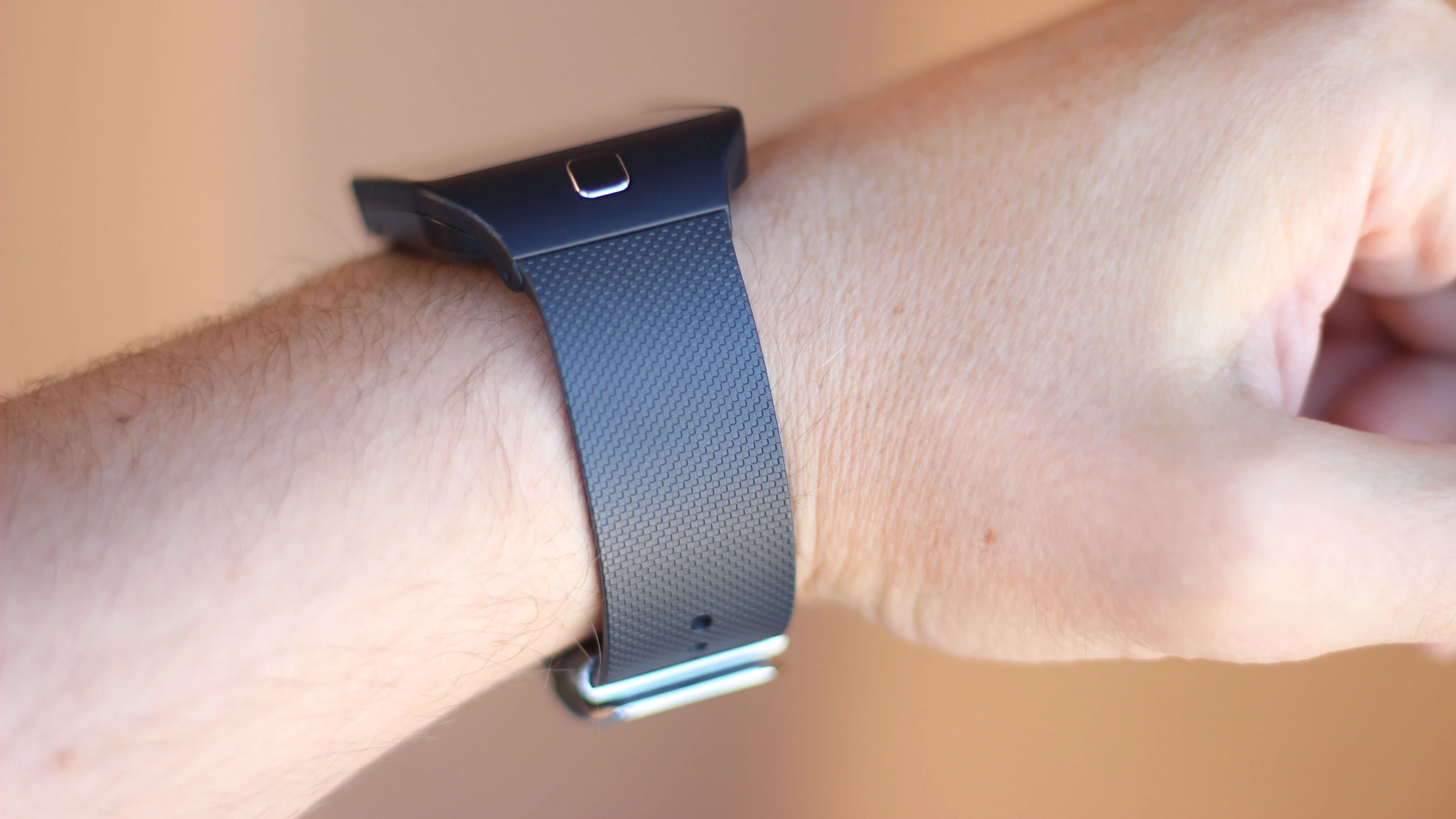 If you don't like the default band, you can swap it for any 22 mm strap (Photo: Will Shanklin/Gizmag.com)
