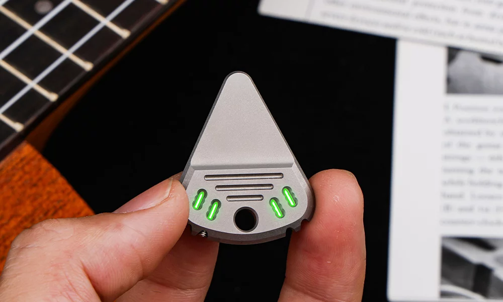 The ResoTi can be optioned with tritium tubes that glow day and night, or luminous glass tubes that come to life when an external light source passes by