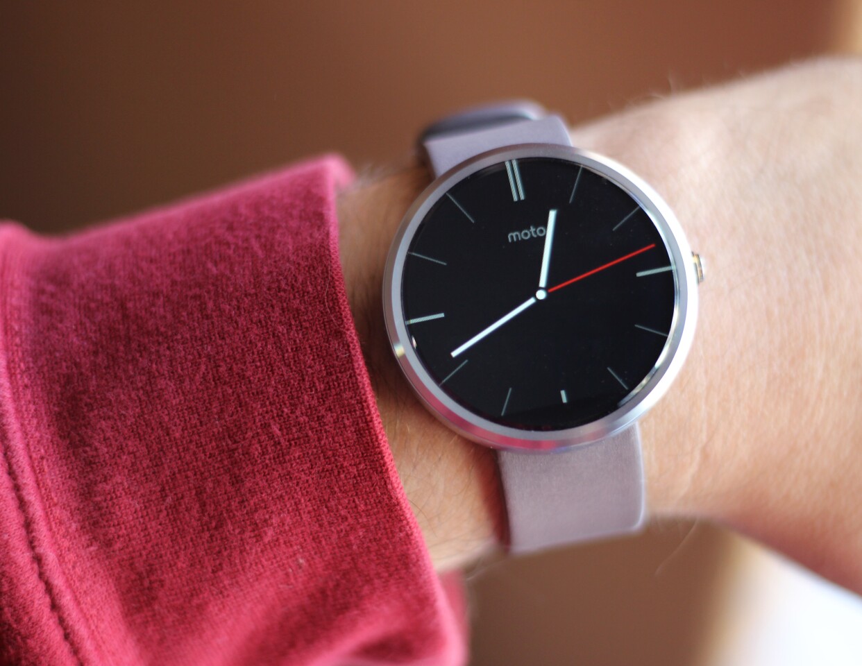 If you ignore its thick profile, the Moto 360 is one hell of a stunning watch (Photo: Will Shanklin/Gizmag.com)