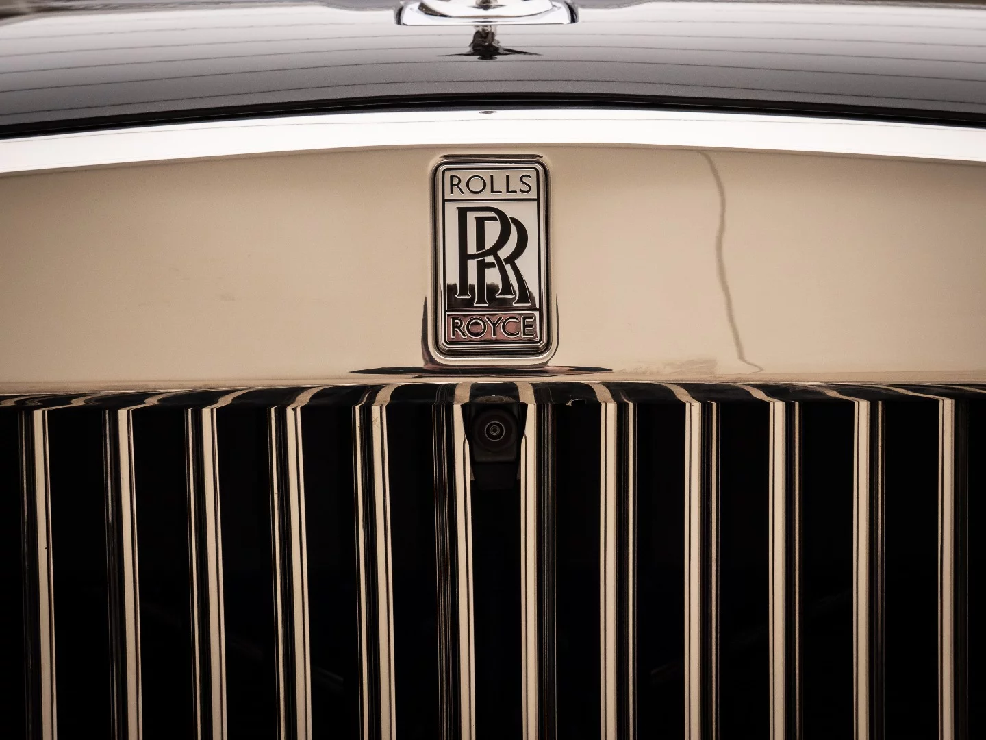 Rolls-Royce Cullinan: front center camera hides in the grill