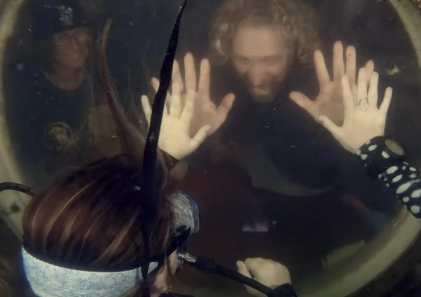 Dituri entertains underwater visitors