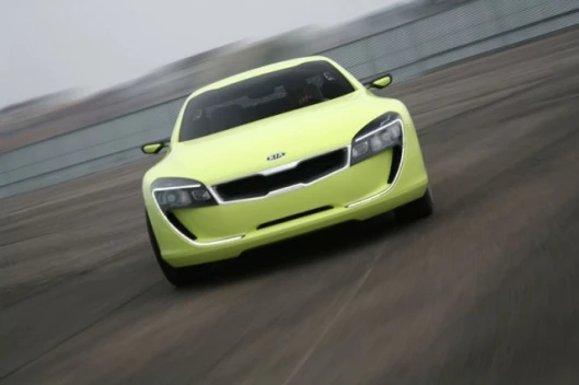 The KEE features a 2.7-litre V6 MUE-II engine, which produces 200 ps and delivers instant response.