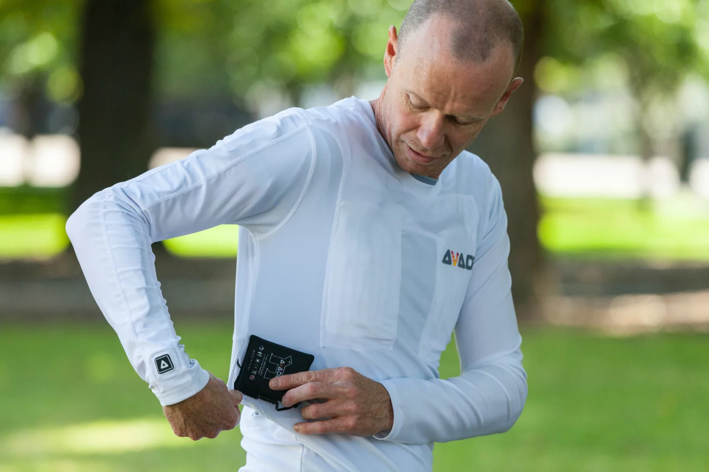 The jersey has three knitted carbon fiber wire heating elements, a button on the cuff of the right sleeve and a battery pocket under the arm (Photo: Loz Blain/Gizmag.com)