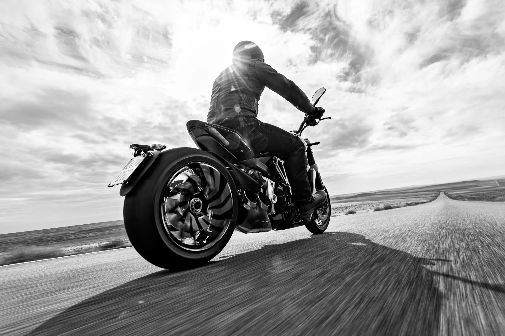 Ducati XDiavel S: 240-section rear wheel looks fantastic with its machined rim highlights