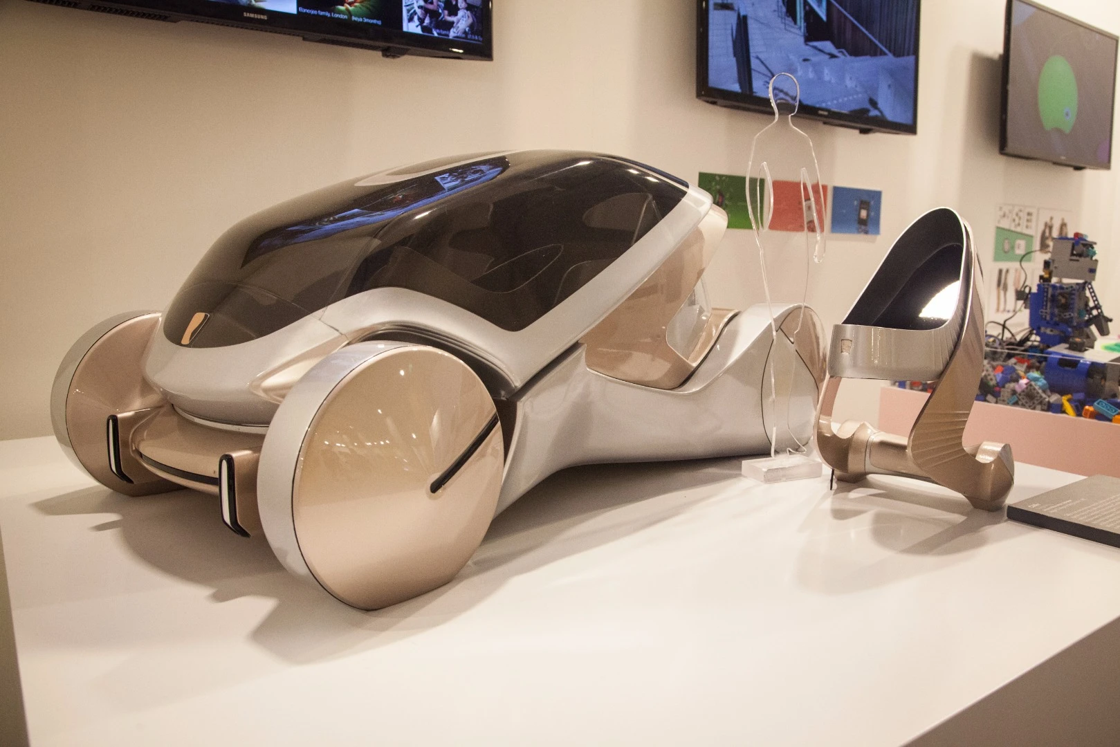 Global Grad Show: CARe is an autonomous vehicle concept for families that integrates a self-driving pram. By Anand Manohar Asinkar