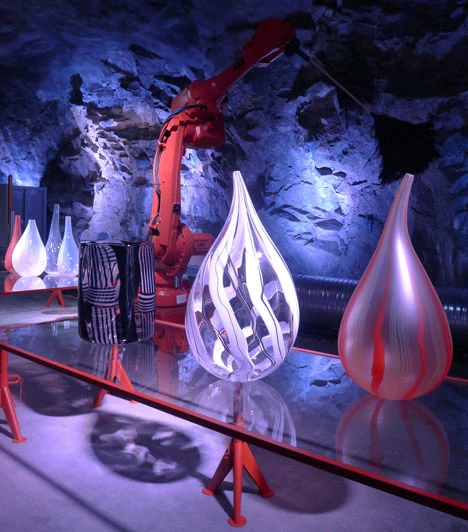 The “Glass Elephant” exhibit hopes to highlight the changing pattern of consumerism by inter-playing the robotic steel arms with the glass objects that surround them (Photo: Ann Wåhlström)