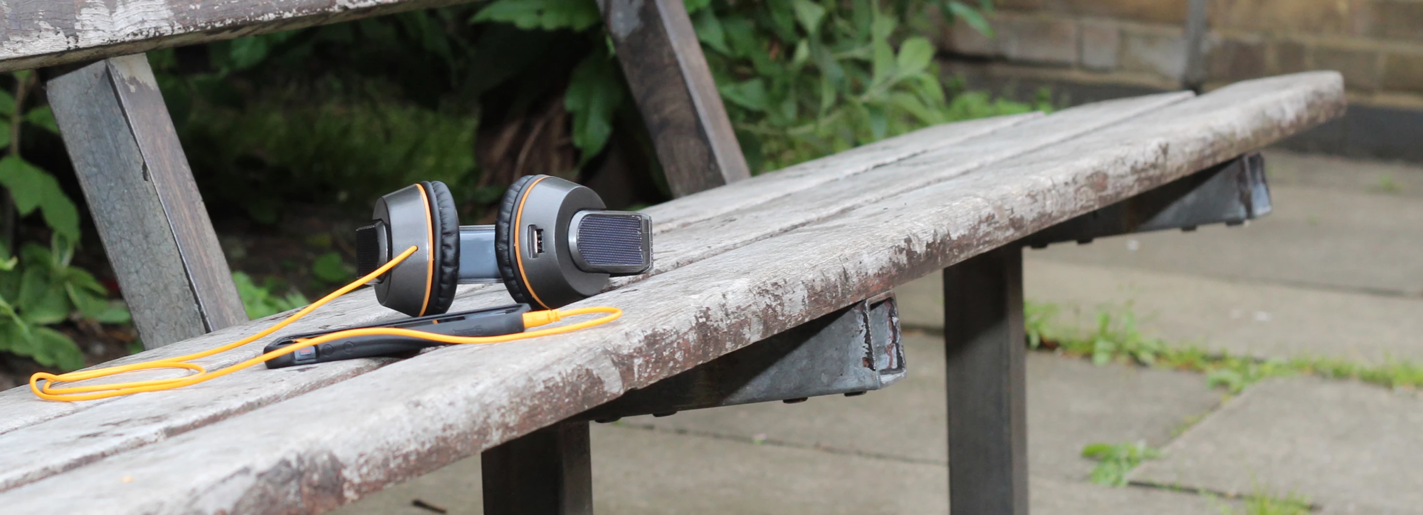 The OnBeat headphones will be made from a flexible polypropylene grade material, with earpads fashioned from TPE rubber and held in place by ABS/nylon ear cups