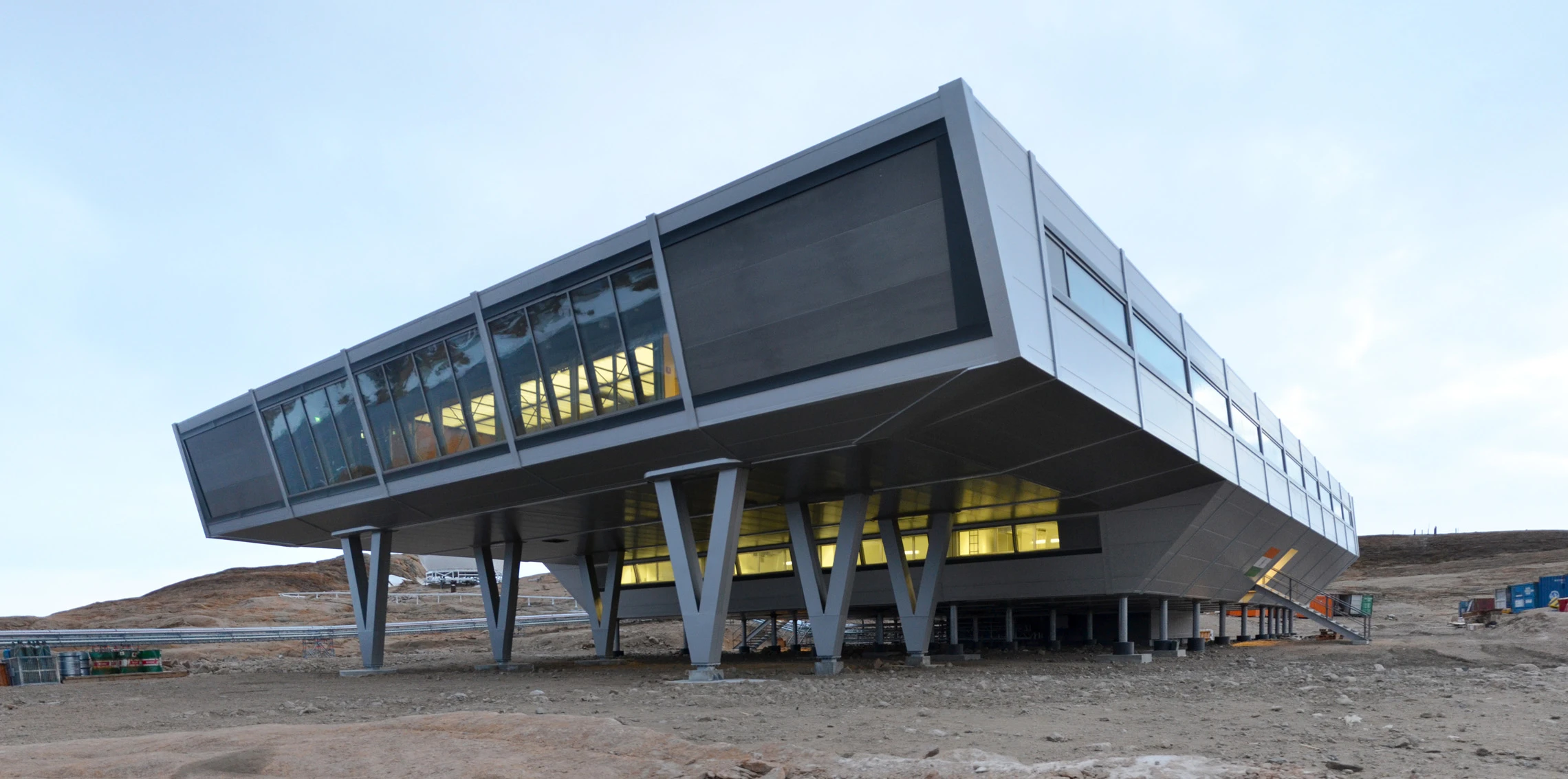 Bharathi Indian Polar Station comprises three floors, built using 134 shipping containers covered by an insulated skin and outer shell (Photo: bof artchitekten)