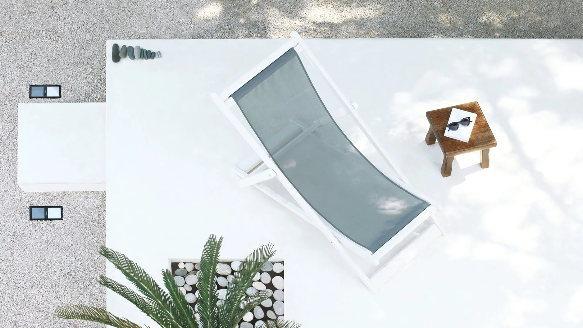 The large exterior terrace brings the living room outdoors
