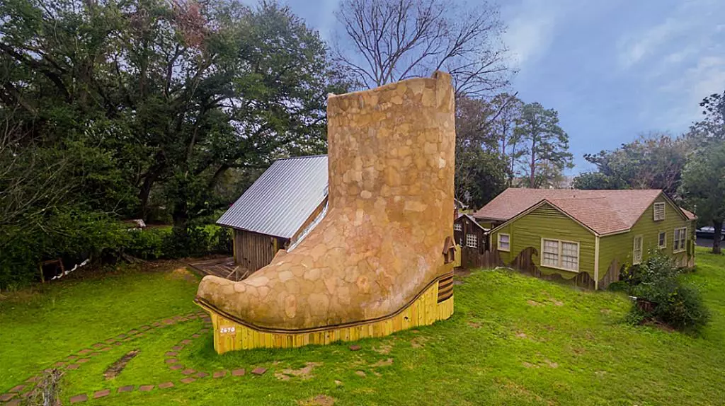 There's more to the home than the shoe-shaped street-facing annex, and it's joined to a more standard little bungalow that increases interior space