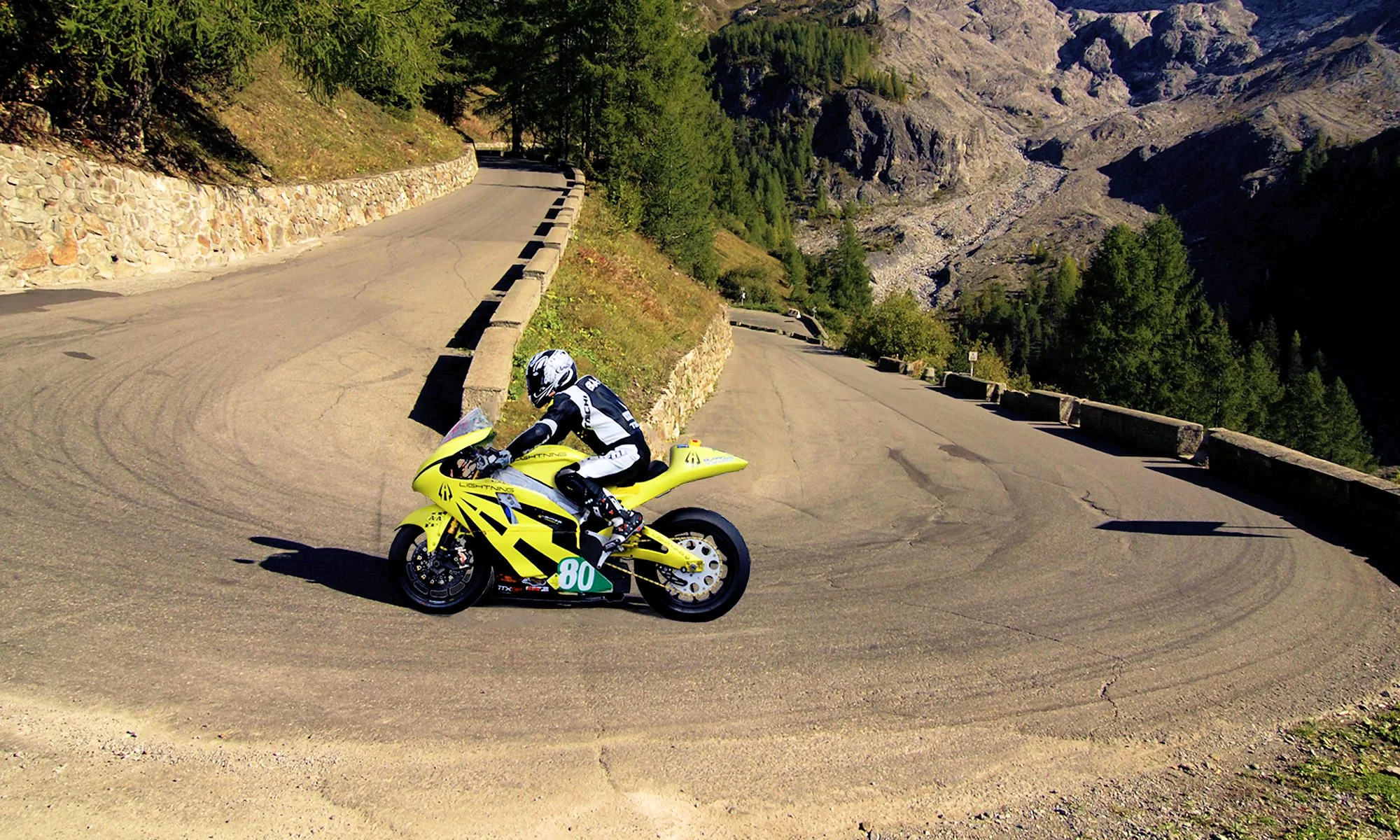 Carlin Dunne takes his Lightning Electric Superbike up Pikes Peak (Photo: Lightning Motorcycle Corp.)