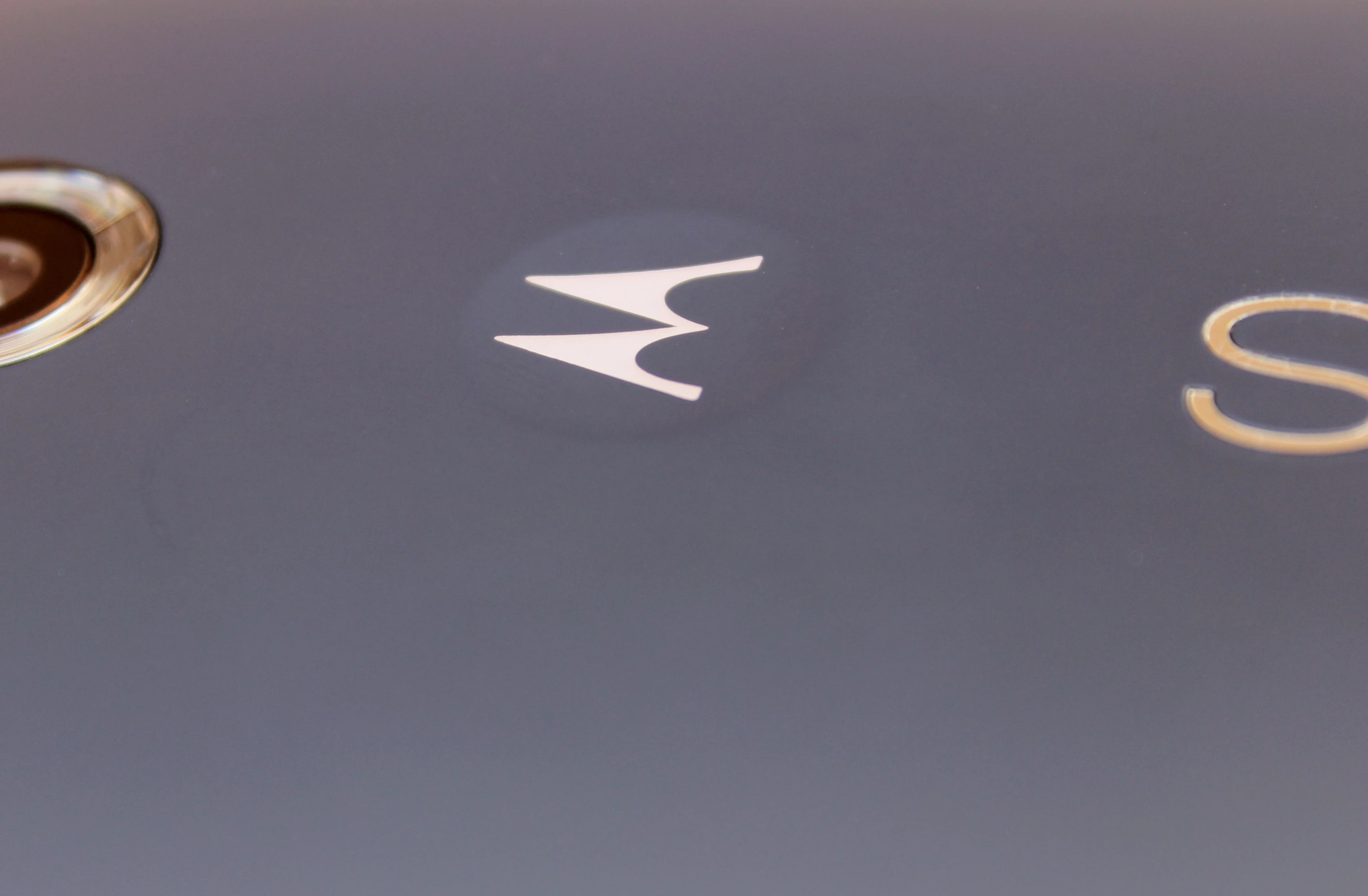 The Motorola dimple shows up on the Nexus 6 (Photo: Will Shanklin/Gizmag.com)