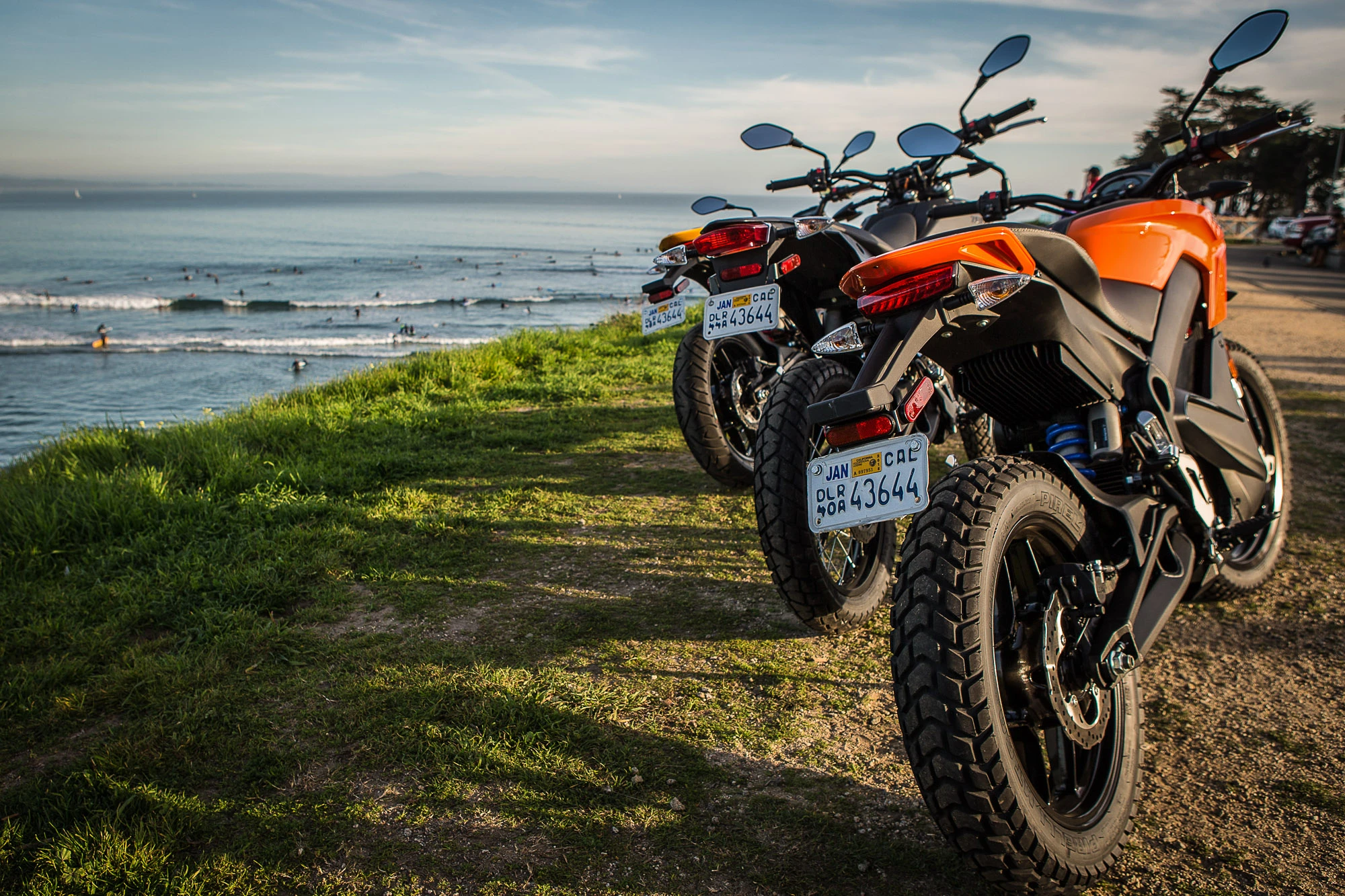 2015 Zero DS, S and FX by the cliffs of Santa Cruz (Photo: Andrew Wheeler/AutoMotoPhoto.com)