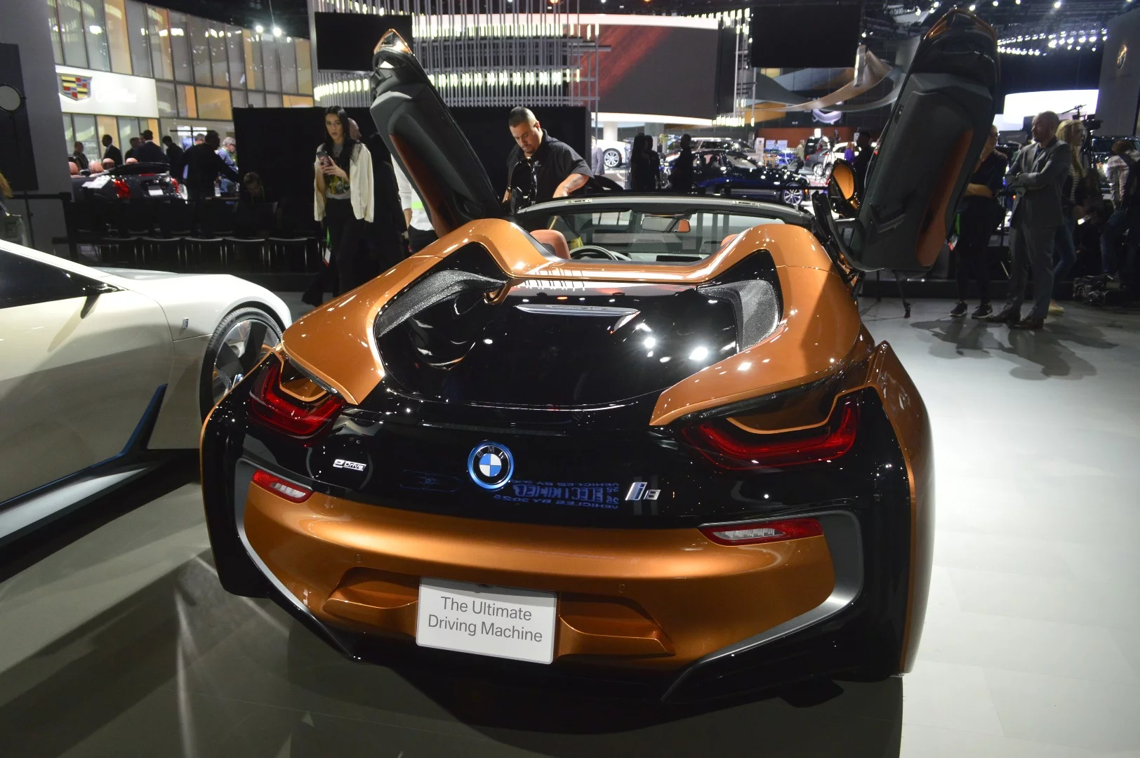 Located in the car’s underbody, underneath the passenger cabin, the 34 Ah battery pack provides the i8 with a low center of gravity