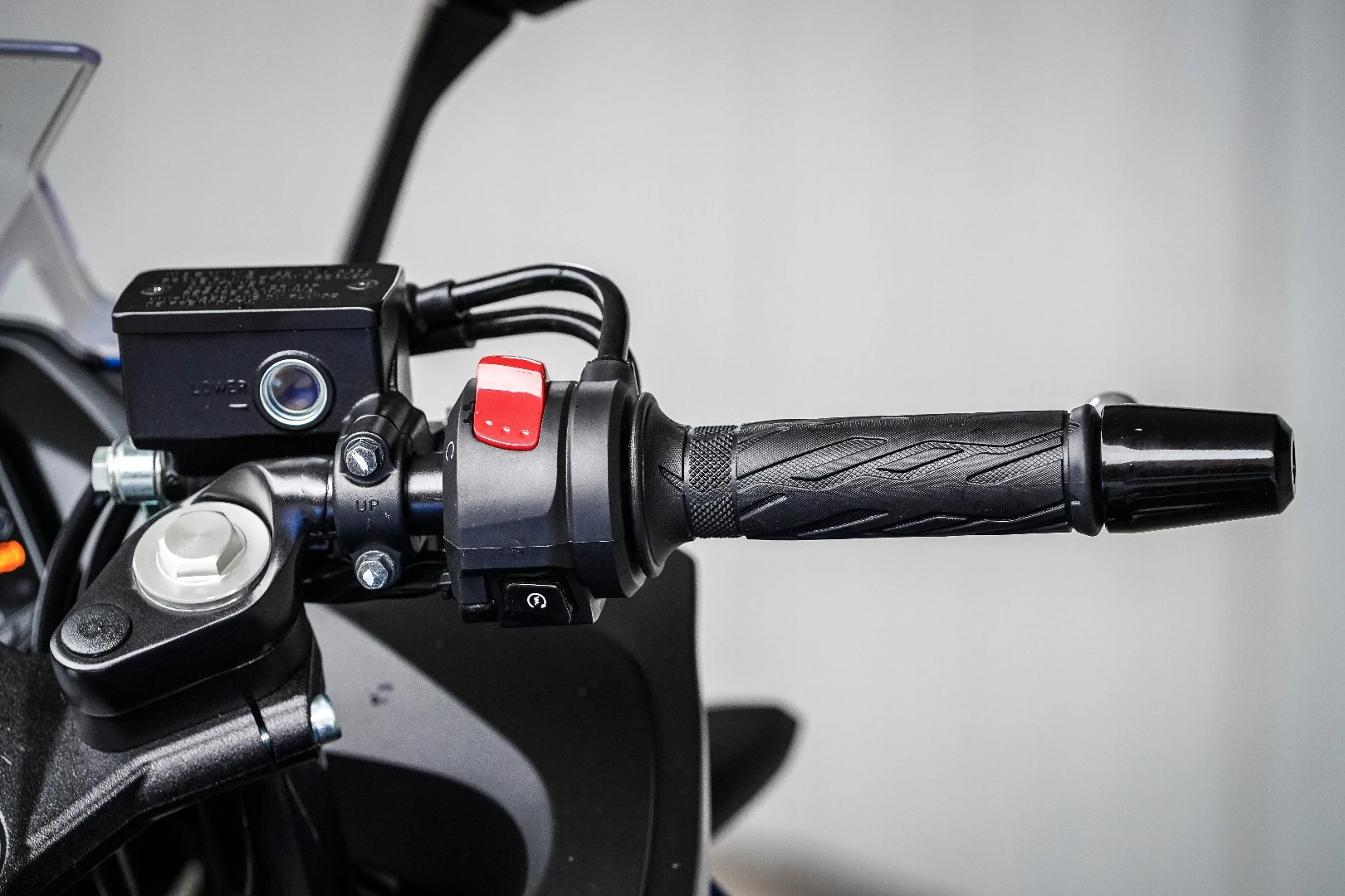 Suzuki GSX250R: right switchgear
