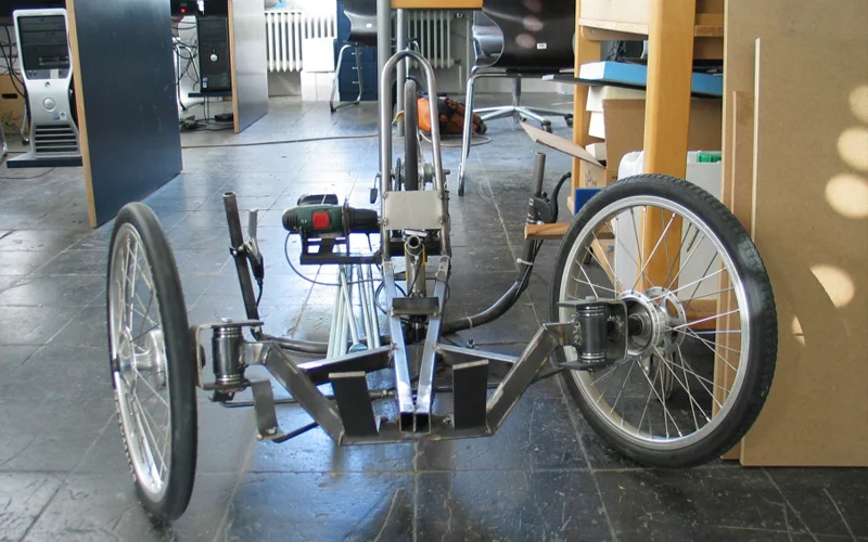 The drive mechanism, steering and driving behavior of the vehicle on a test rig constructed from steel