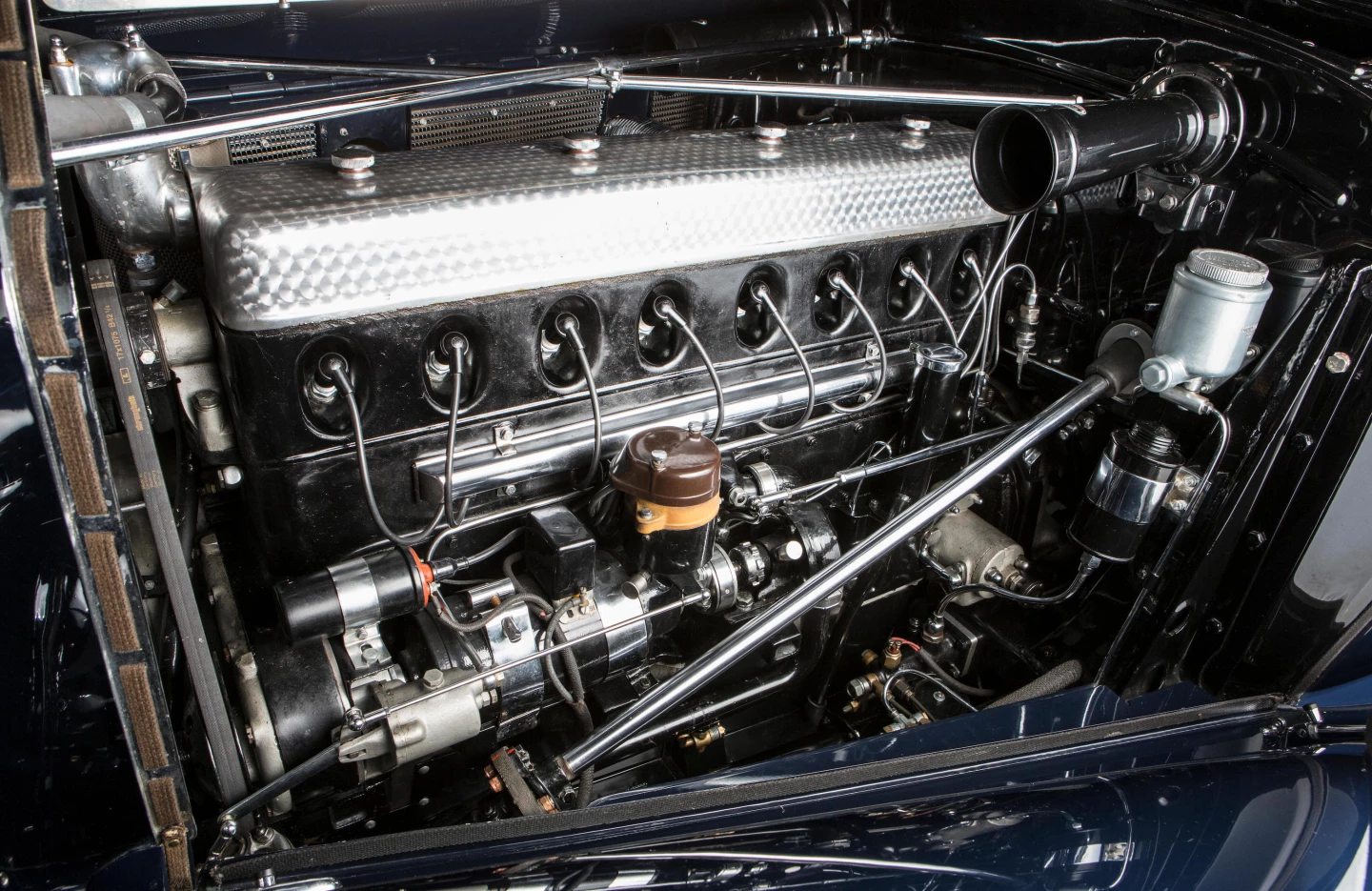 The straight-8 cylinder engine displaced 5,401 cubic centimetres (329.6 cu in), was fed by twin pressurized updraft carburetors, developing 115 hp (86 kW) in normall-aspirated mode. The Roots supercharger could be engaged manually for short periods, or automatically when the accelerator was pushed fully to the floor, increasing power to 180 hp (130 kW)