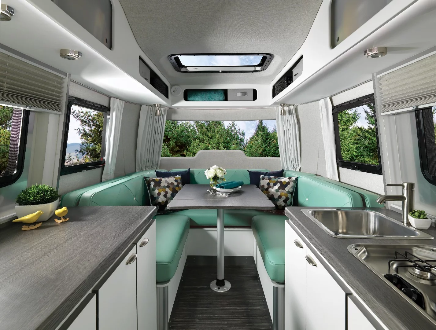 The 16U floor plan includes a convertible rear dinette/bed