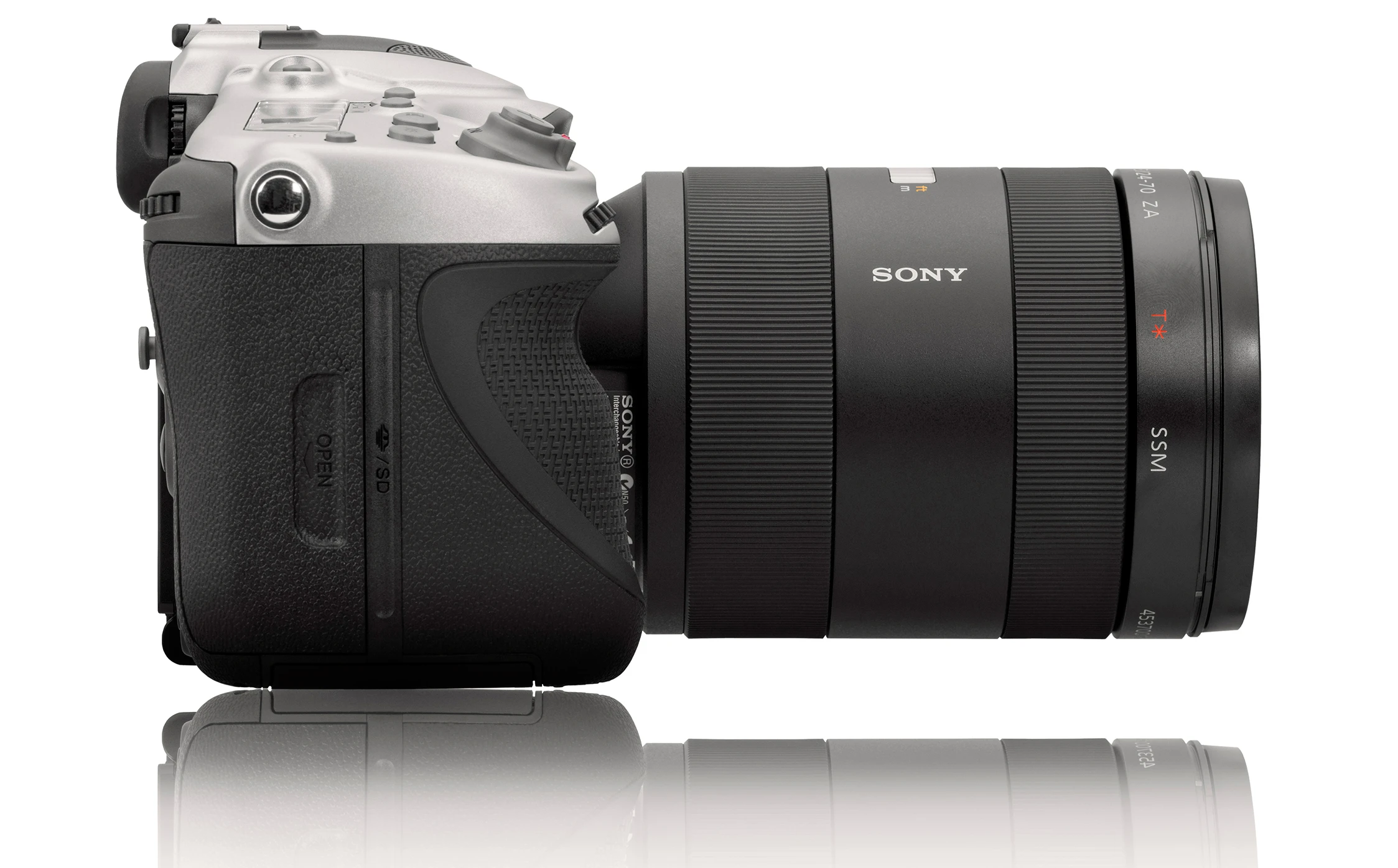 The Hasselblad HV will be bundled with the Carl Zeiss Vario-Sonnar T* F2.8 24-70-mm ZA lens, which is by no means your typical kit lens