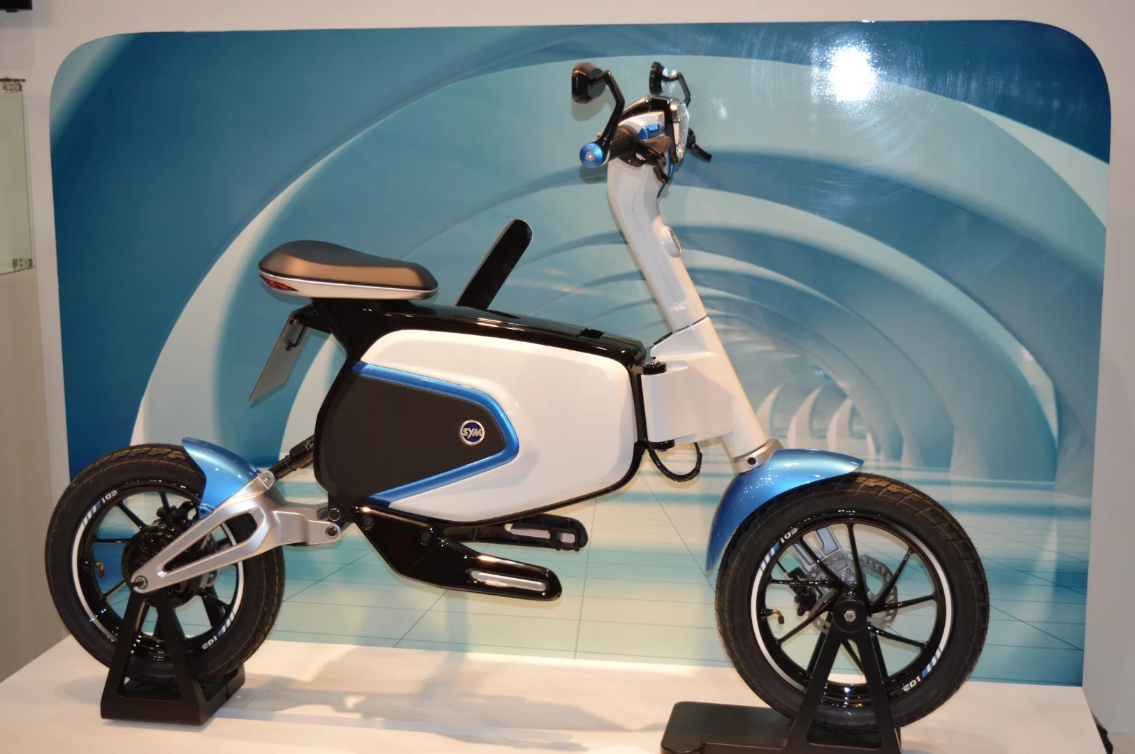 The SYM ED1 folding electric scooter is a practical zero emissions two-wheeler that can reach a top speed of 25 km/h for a maximum range of 40 km