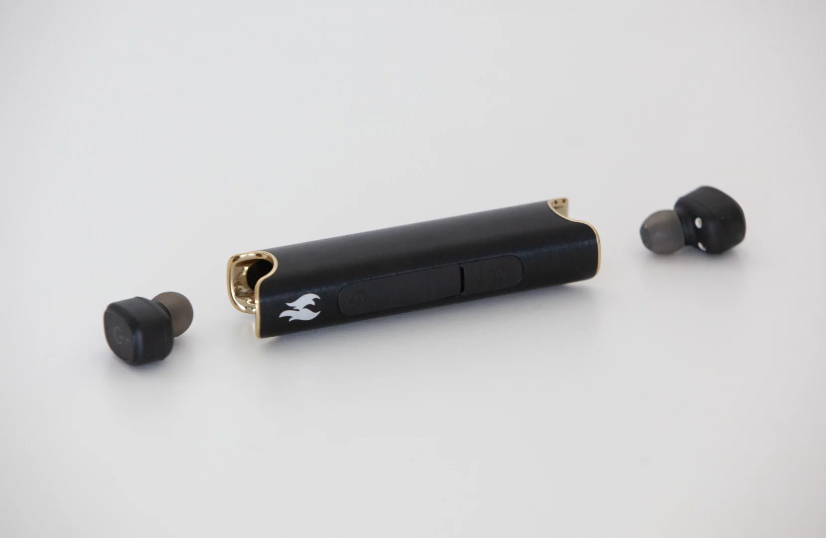 xFyro xS2: magnetic carry case doubles as a USB powerbank for charging other devices