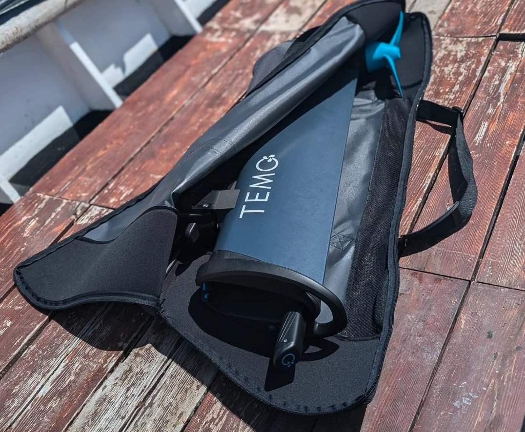 The Temo 1000 may not have a tiller carry handle, but the available shoulder bag makes it easy to transport