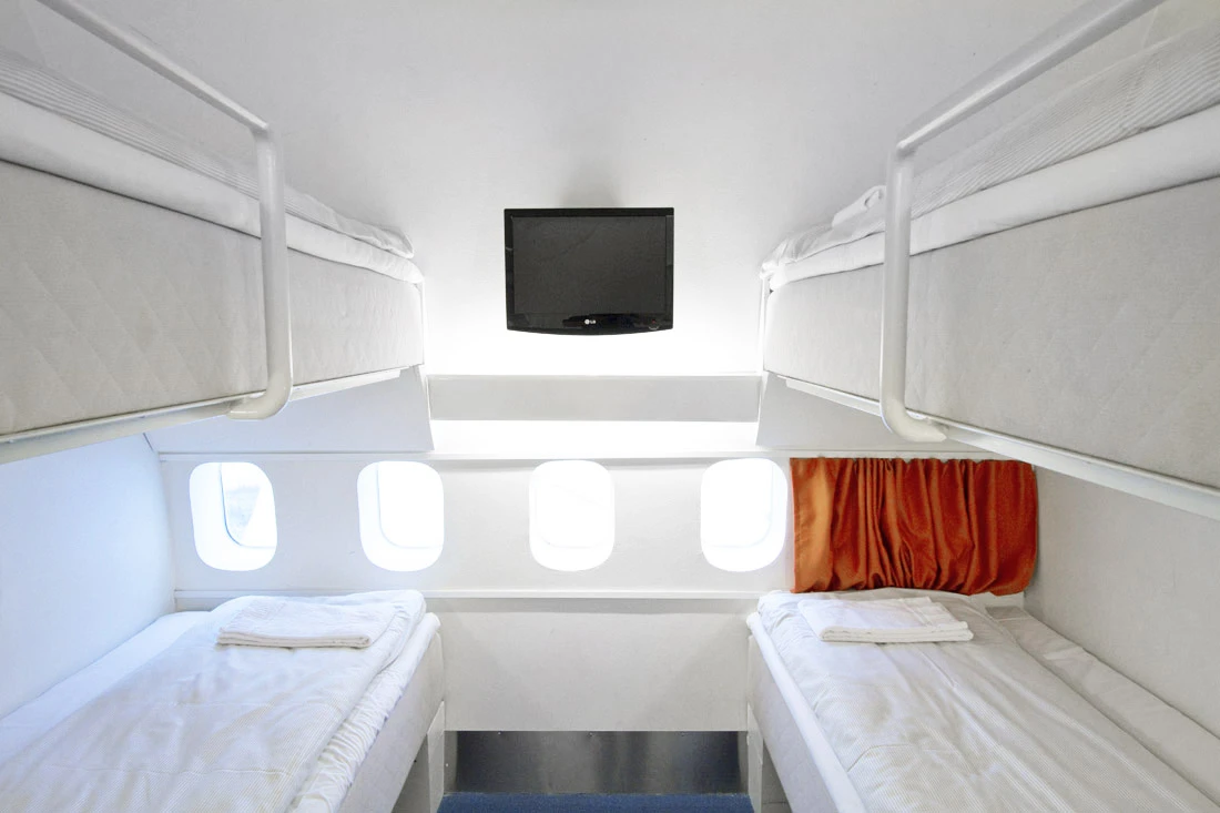 The jumbo hosts comfortable Dorm rooms, accommodating 2 or 4 people (Photo: Lioba Schneider)