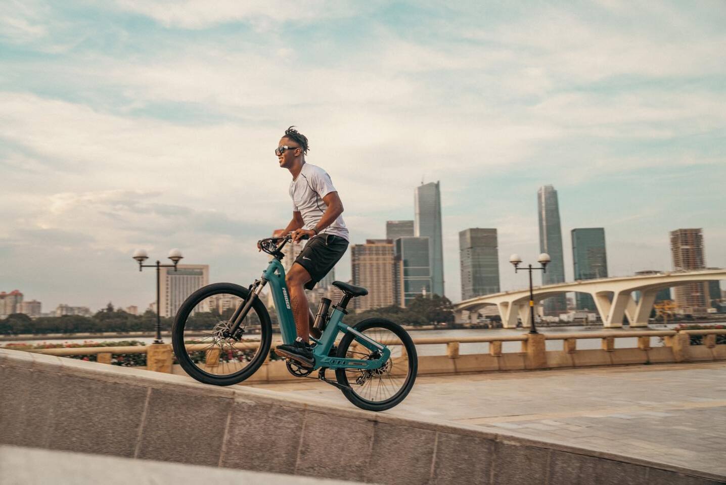 The dual-battery configuration could net a range of 128 miles when paired with a 250-W hub motor, or 121 miles for the 750-W version