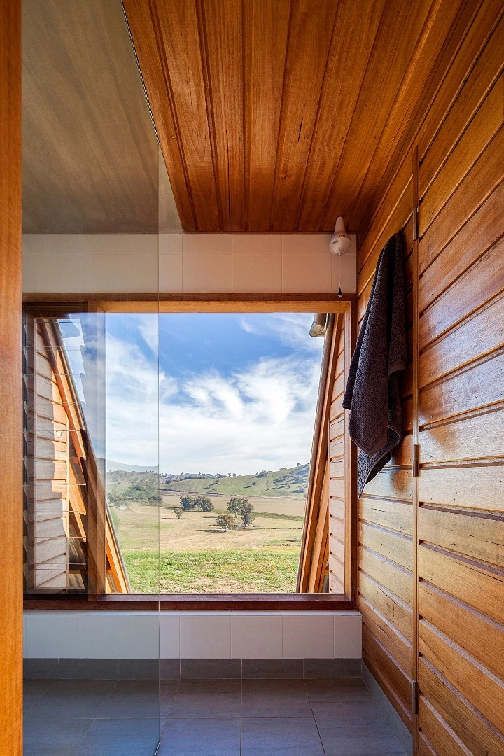 JR's Hut is finished in corrugated iron that rests on a solid hardwood frame crafted from locally sourced Silvertop Ash