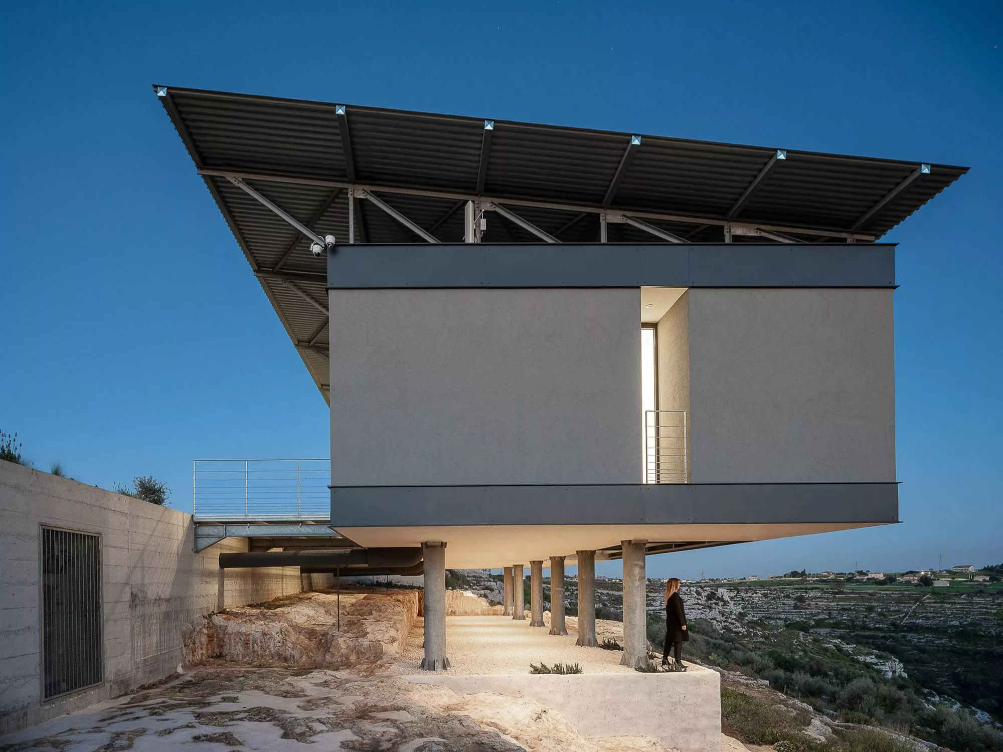 Casa VCS is built with a strong steel frame and is supported by 12 steel pillars