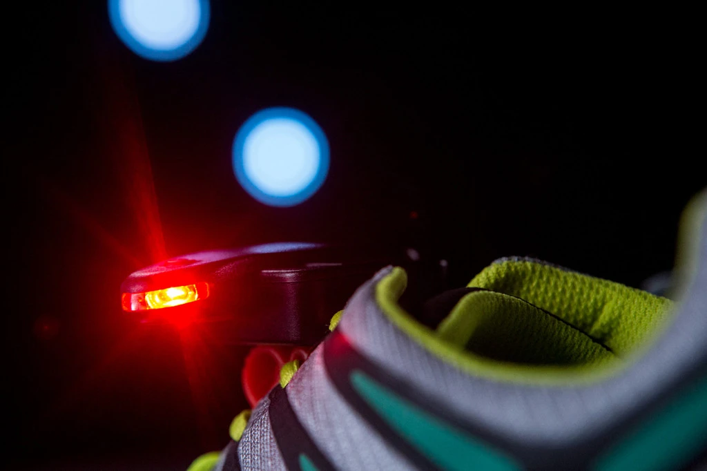 A rear red light allows visibility from the back
