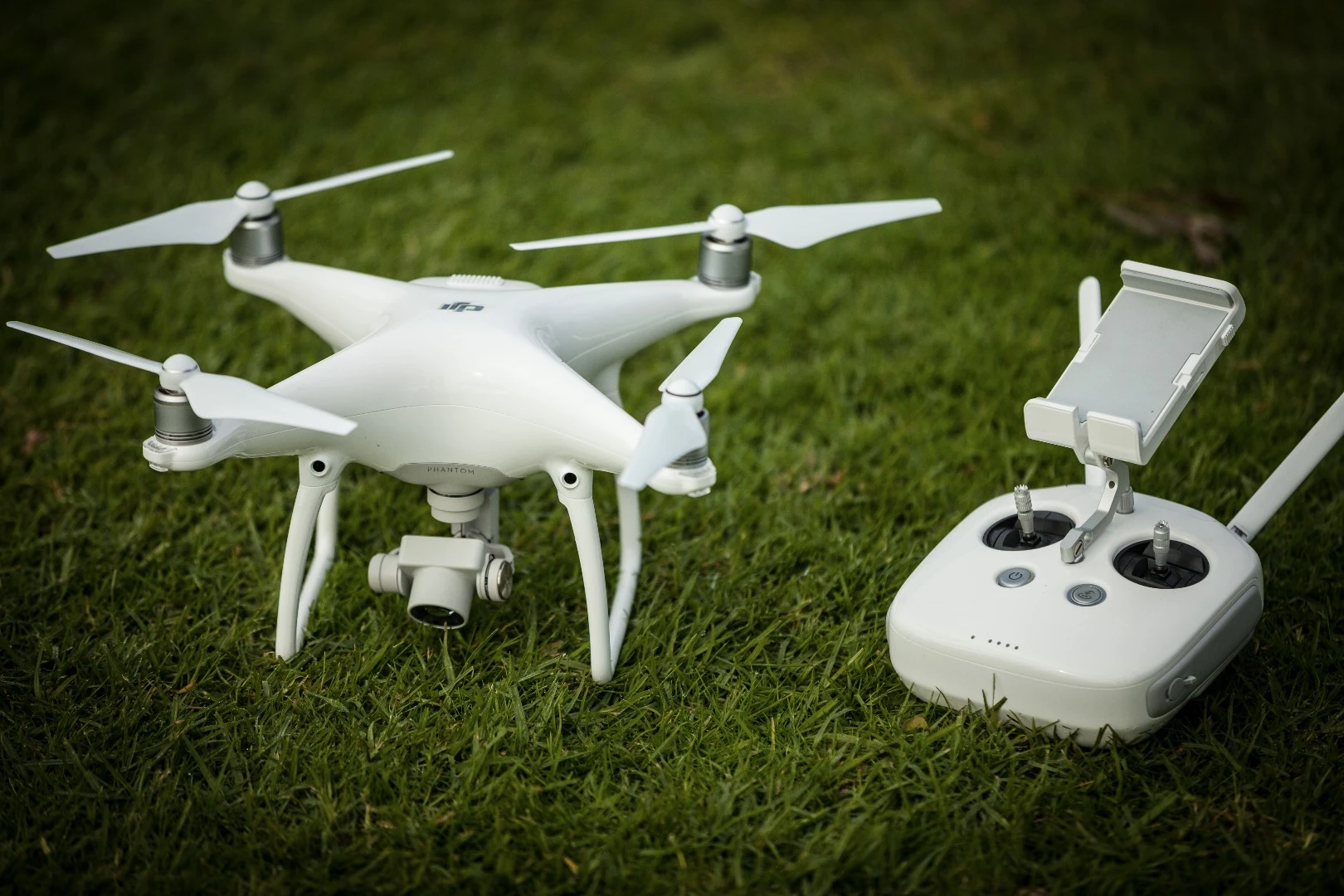 DJI Phantom 4: camera is now integrated into the body rather than attaching underneath via rubber bolts