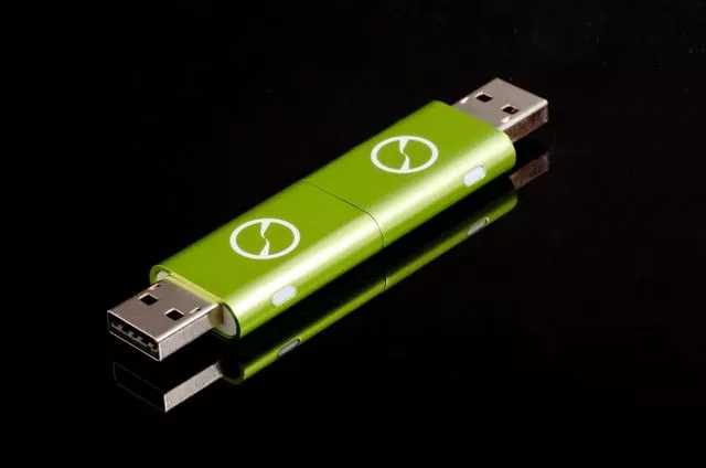 Using two flash drive-like USB sticks, iTwin allows two remote computers to access one another's complete hard drives via a secure internet connection