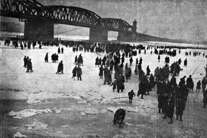 The frozen Rhine river close to Mainz during the winter of 1962/1963 (Photo: Frank Sirocko)