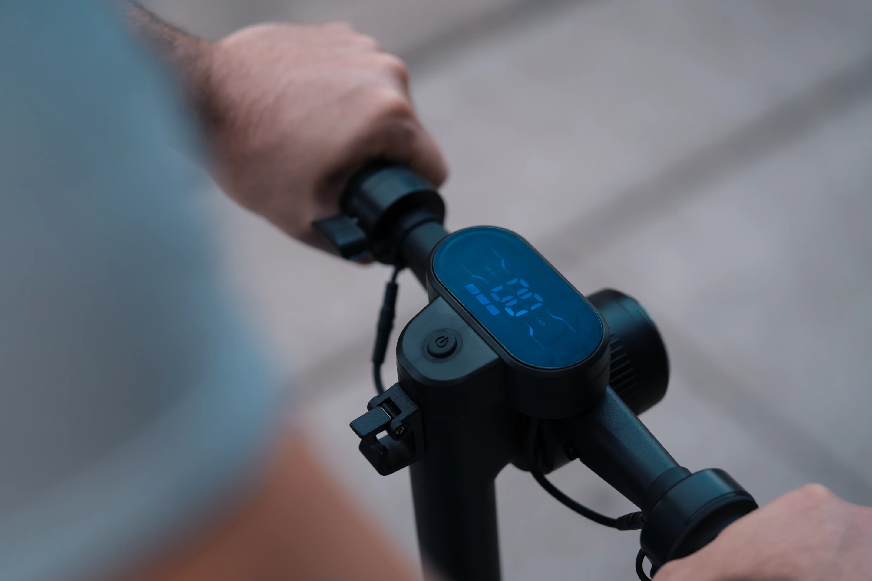 The integrated display gives information about battery and speed