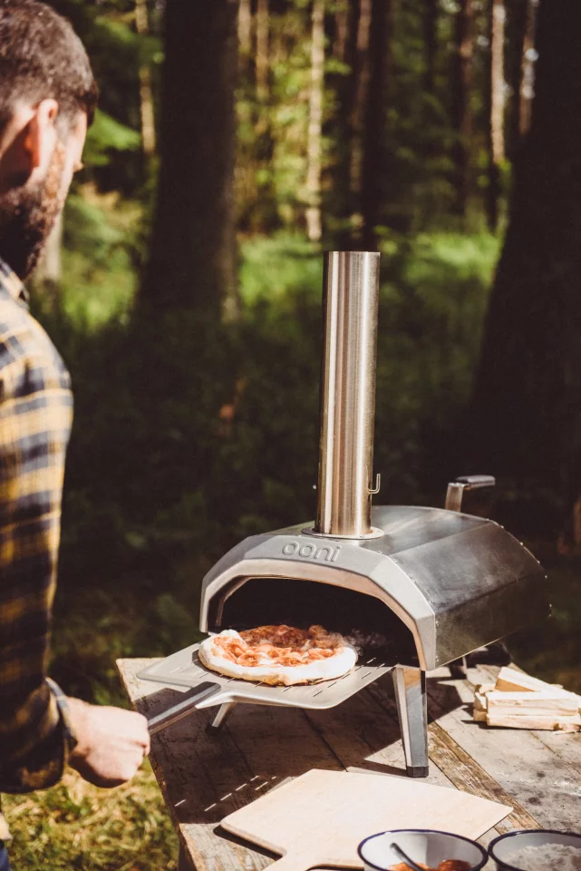 The design apparently makes for excellent insulation and heat retention, allowing the Ooni Karu oven to reach scorching temperatures of 932° F (500° C) within 15 minutes