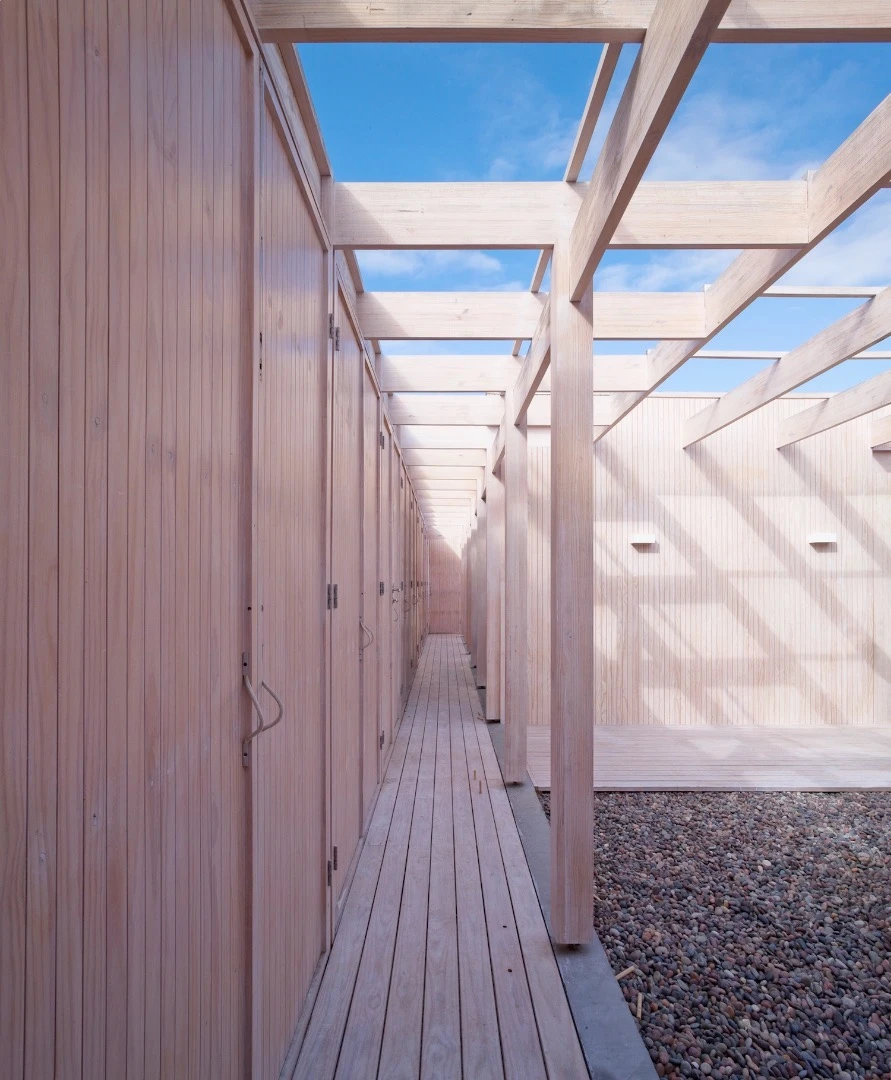 The House in Morrillos' pine wood construction was carried out without any exposed metal pieces so that it didn't rust in the sea air