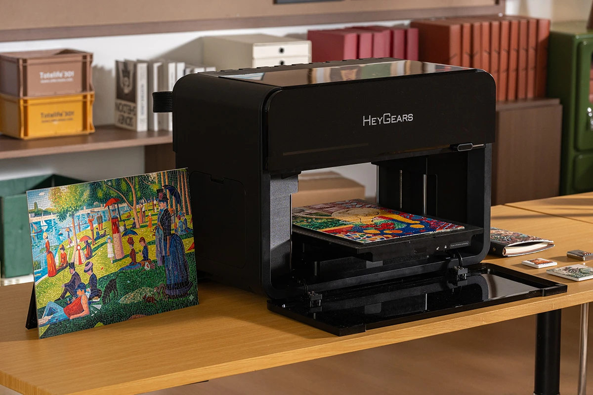 You can create prints with richly detailed 3D textures layered up to a height of 5mm to mimic everything from leather to oil painting brush strokes