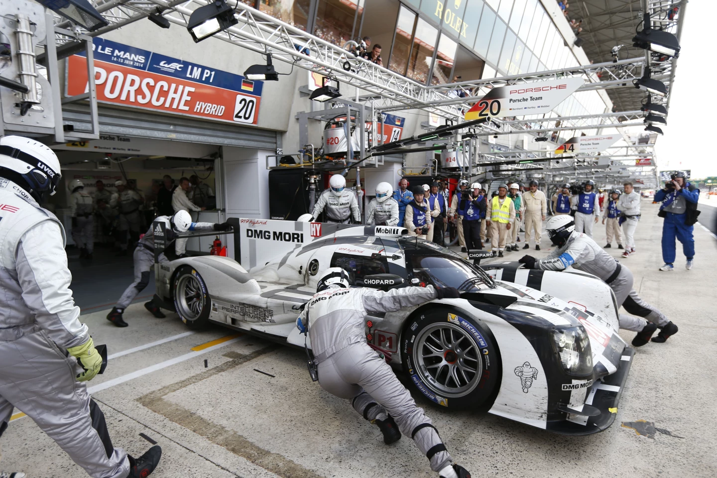 Porsche rolls the 919 into the garage