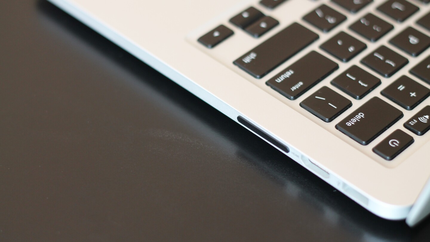 That thin black strip is all you see when the JetDrive is plugged in