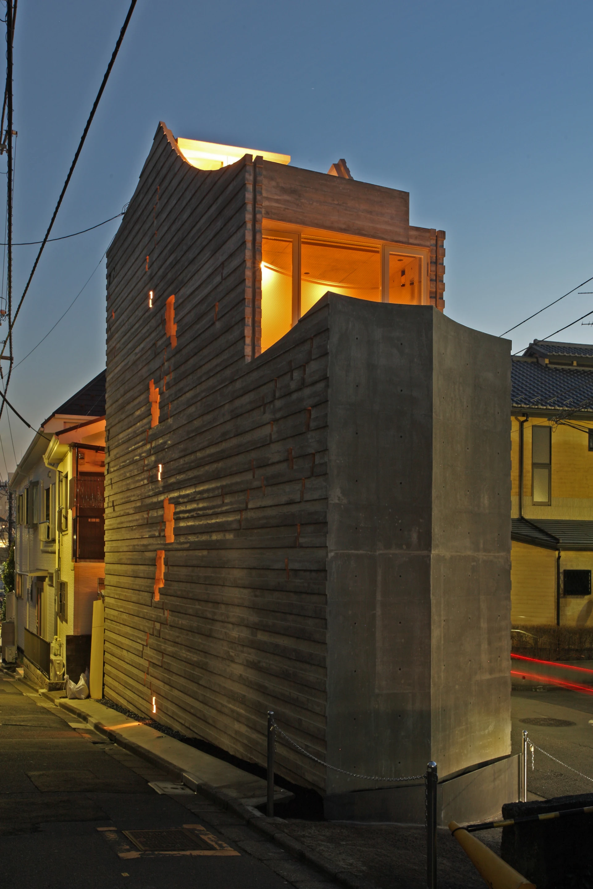 The Wall of Nishihara is roughly-finished on the inside and out (Photo: Ohno Shigeru)