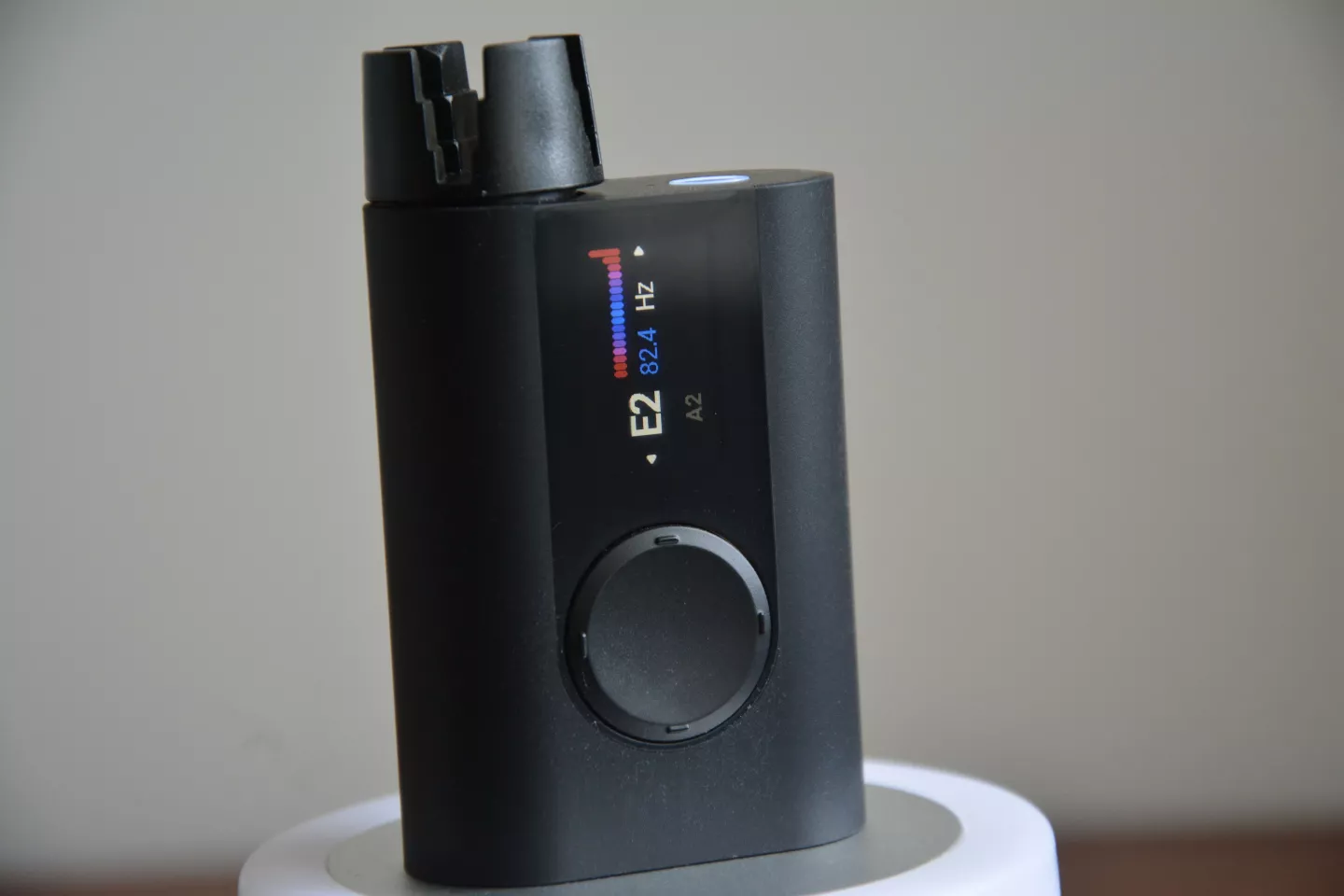 The colorful tuning screen shows the current string pitch and frequency, together with an indicator bar to show tuning progress