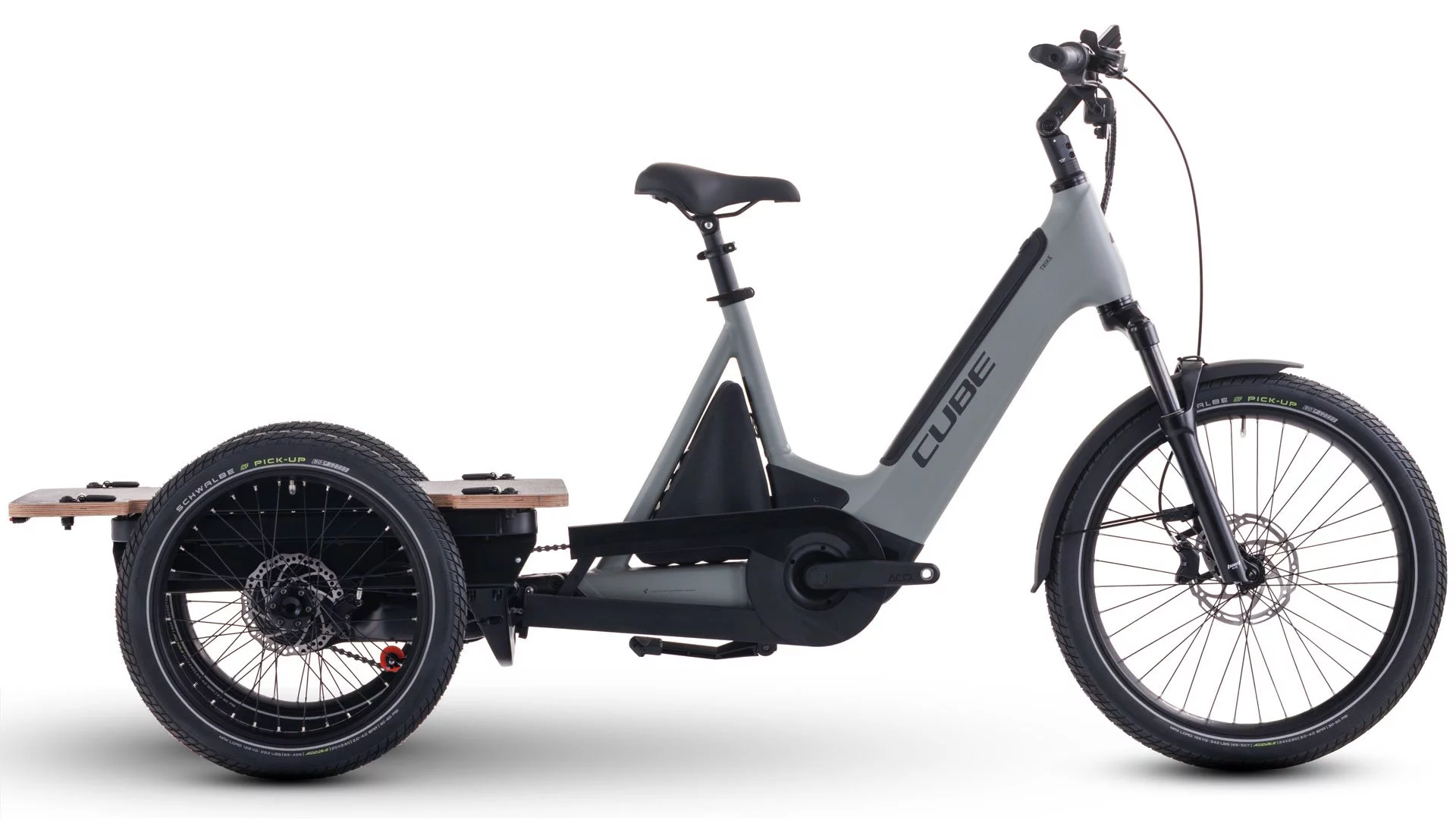 The Trike Flatbed Hybrid 750 features Bosch CX Line pedal-assist, a telescoping seat post and adjustable stem plus low step-over, tubeless-ready rims wearing Schwalbe Pick Up tires, and Tektro braking